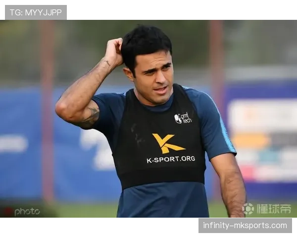 铲球先触球却仍吃牌？解析“连带犯规”的判罚逻辑